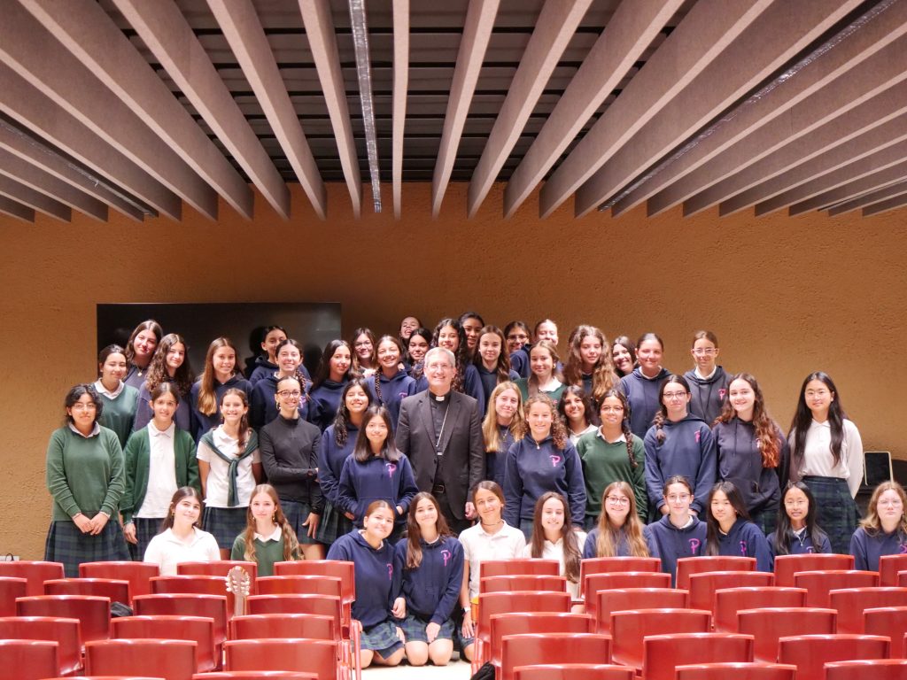 El bisbe Javier Vilanova visita a les alumnes que es confirmaran