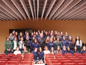 El bisbe Javier Vilanova visita a les alumnes que es confirmaran