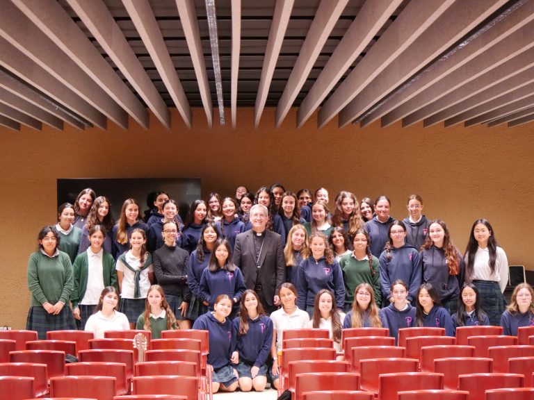 El bisbe Javier Vilanova visita a les alumnes que es confirmaran