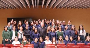 El bisbe Javier Vilanova visita a les alumnes que es confirmaran