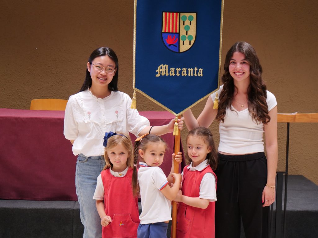 Les alumnes d'I5 d’Avantis visiten Pineda per a rebre l'estendard de la seva promoció